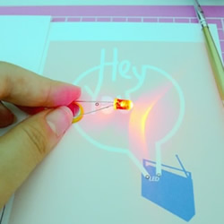 利用導電顏料DIY制作會發光的卡片
