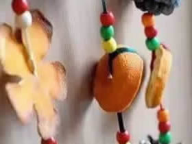 怎么用橘皮和松果做秋天裝飾的制作方法