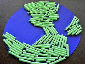 地球日用硬紙板和吸管做地球的方法