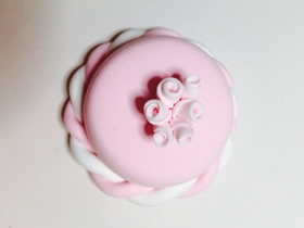 怎么用粘土做粉色帶花蛋糕的方法教程